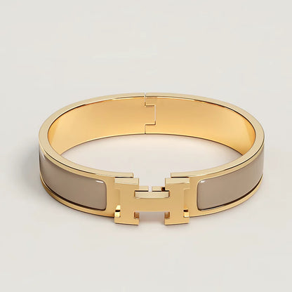 Smalle H Armband in Effen Emaille – Elegant en Innovatief